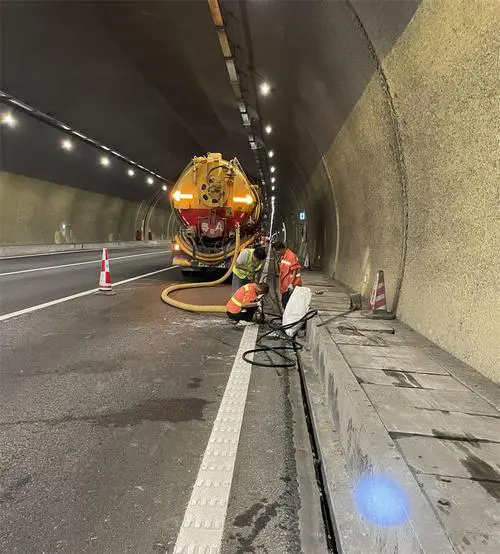 通什镇隧道排水渠清淤